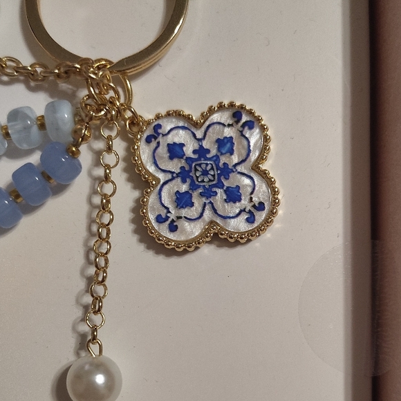 nOir Jewelry Blue and Gold Charm Key Holder - Picture 6 of 9